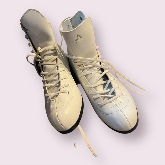 Women’s Figure Skates by American 
size 10
White - Picture 5 of 12